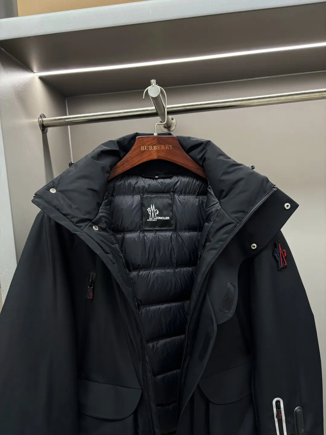 Moncler Premium ， Versatile ， ， ， Classic ， ， ， ！ 100% ， 90% ， ， ， 。 Classic MON Logo ！ YKK 。 ， ， micro chic ， Classic ， 。 Sizes：M-XXXL ：Black White